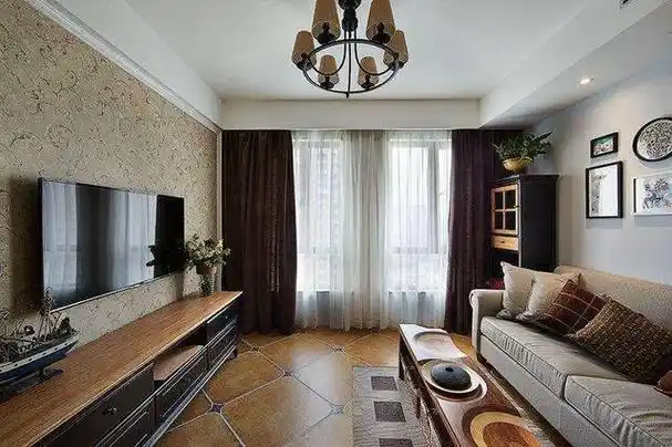 图中客厅采用了白色作为天花板颜色,挂上了铁艺的复古小吊灯简约又