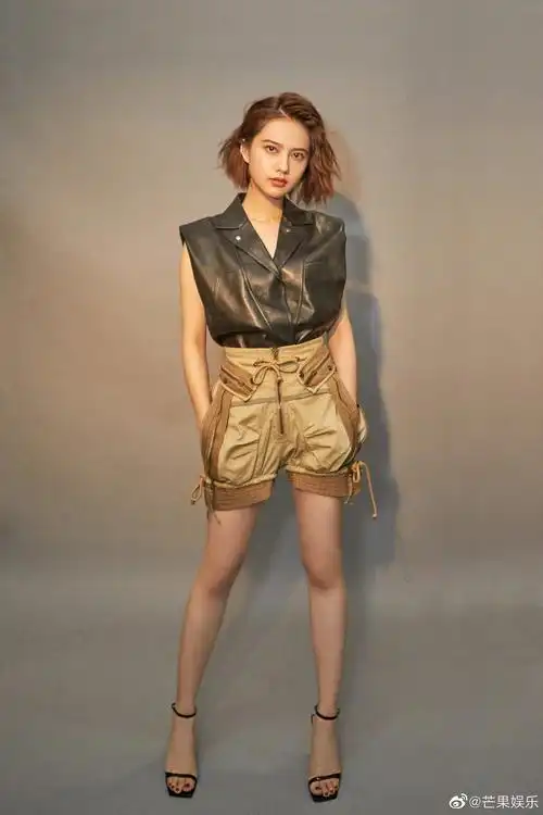 姜珮瑶身穿黑色皮马甲搭配工装短裤怎么样zt