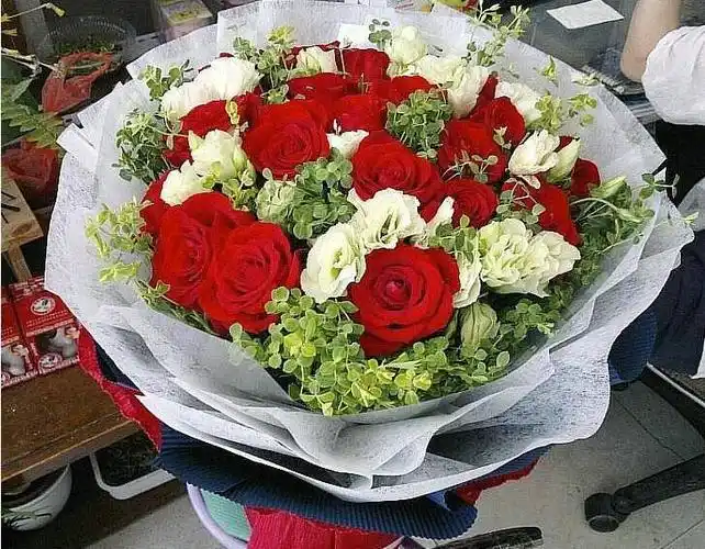 25岁女孩收到男友送的七夕节玫瑰流泪不断透不过气