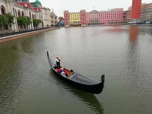 游荡在湖中的威尼斯特色小船-贡多拉