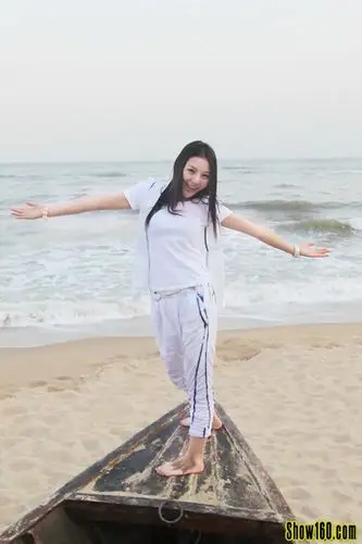 阳光的吴婷正在拍摄励志喜剧电影《白马王子的春天》的演员吴婷,在