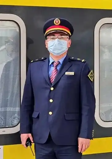 改良后的19式制服更加沉稳,制服整体上颜色略微加深,搭配了新的铁路