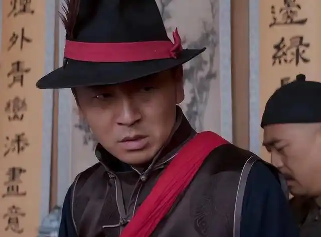 她被父亲包办嫁给了鹿子霖的大儿子鹿兆鹏,父亲冷先