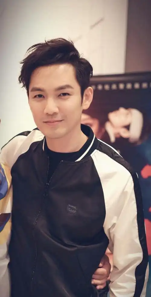 钟汉良手机桌面 电影三人行发布会 帅的不要不要的!