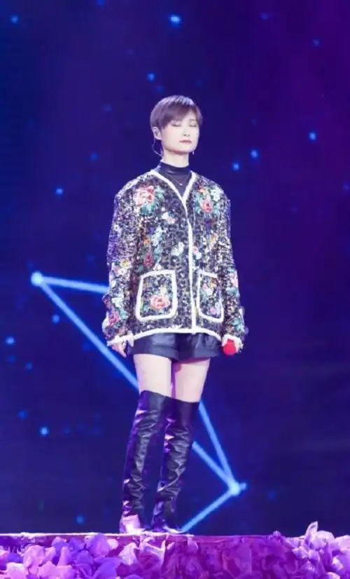 最美嫦娥40岁颜丹晨风采依旧跨年晚会后又被李宇春惊艳了