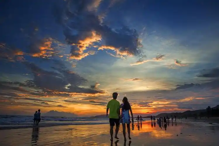 上一页 下一页 作品名称: 浪漫晚霞  作品描述: 晚霞,映照在海滩上,一