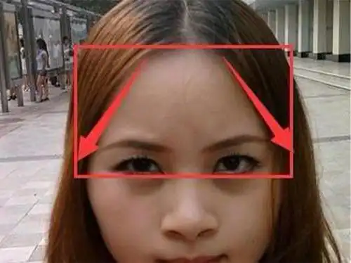 在整个面部额头比颧骨窄,这样的额头会给人不够成熟感,这种面相称得上