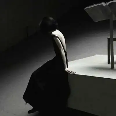 黑白头像女生冷酷背影 唯美侧脸黑白社会女头像