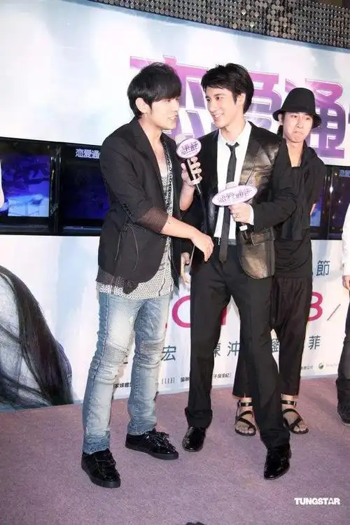 亚洲天王周杰伦王力宏的亲密合照你听过他们现场演唱对方歌曲吗