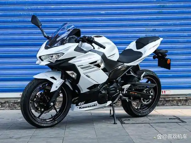 川崎忍者400是一款排量399cc的仿赛摩托车,具有钢制框架,led大灯和