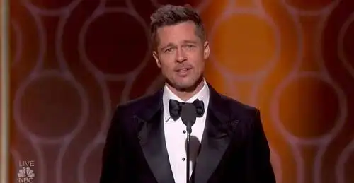 是视旁人(小编指的是一旁的blake lively和画面外的 emma stone)如无