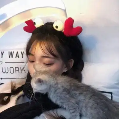 抱着猫侧面的女生头像气质可爱有宠物