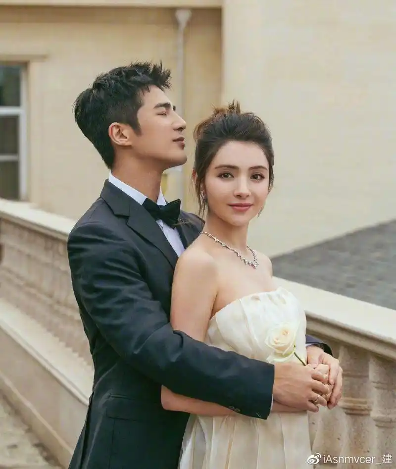 姜潮麦迪娜一家三口同框,这是不是你见过的最甜的一对夫妻