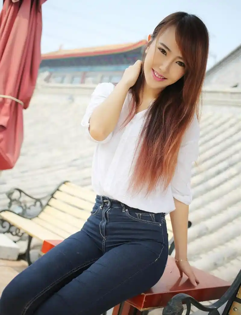 牛仔裤秀出美, 臀大妹子穿上显妩媚感