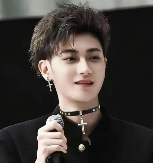 3237303734 7215 黄子韬的头像还是挺