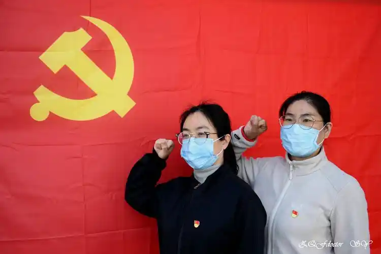 医心向党,共克时艰……党旗下的庄严宣誓