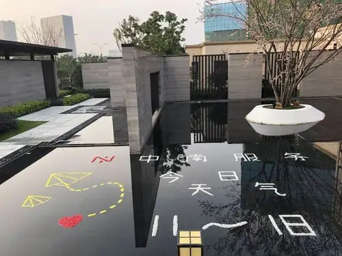 春是水波里的温度水系里的春这些石子堆叠的创作,也是恰逢其时的文艺.