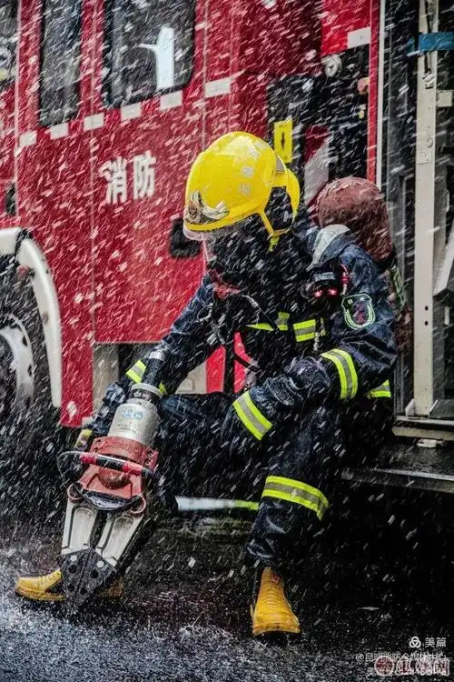 中国消防员他的肩膀永远温暖宽厚