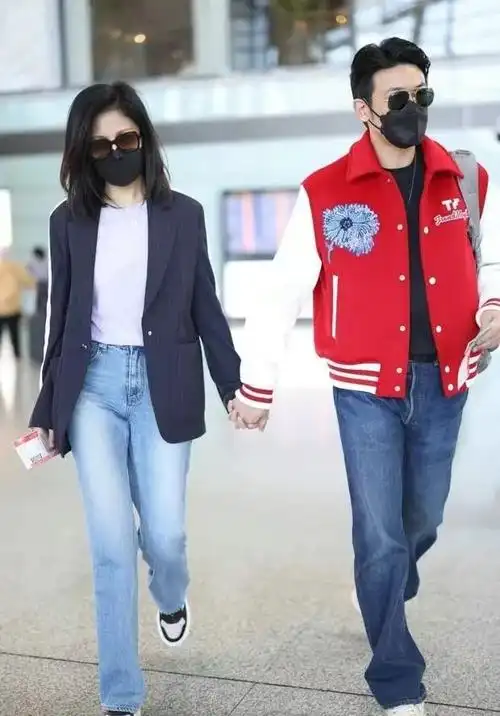 11月7日陆毅鲍蕾十指相扣亮相长沙机场