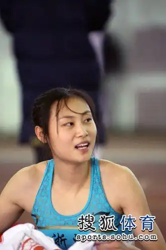 图文:女子撑杆跳李玲夺冠 对挑战失败还有不甘