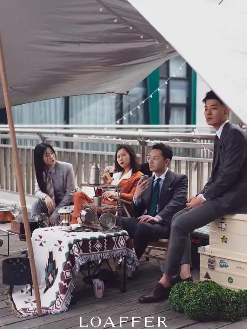 作为西装定制店,假期依然上班的我们决定在店门口小蓝楼露营!