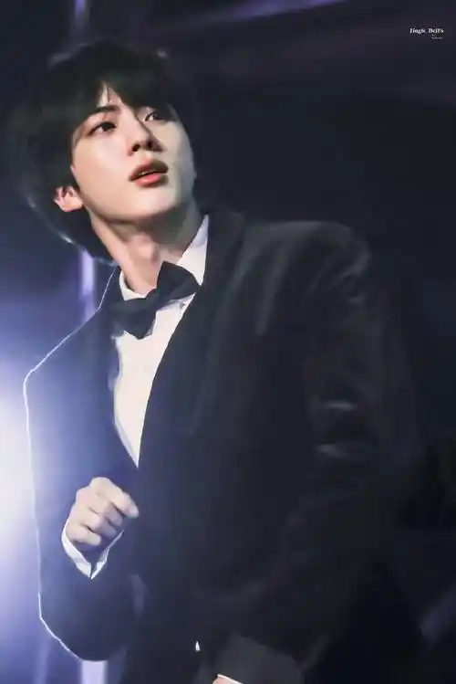 金硕珍官方门面#7815#金硕珍yours#很难拒绝一些金硕珍穿西装的