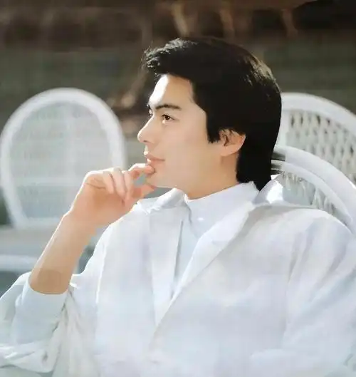 "离婚专业户"许亚军:三婚三离,四婚娶小12岁娇妻,中年得子