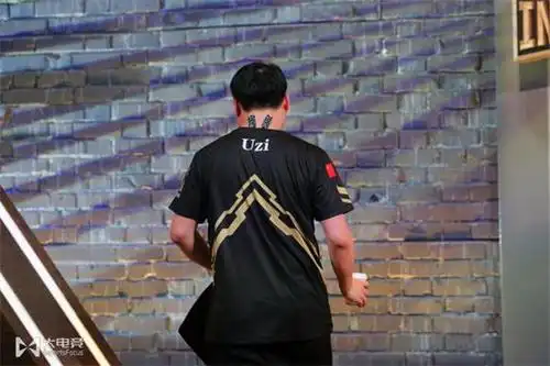uzi背影照被玩坏,粉丝调侃:别动,等我去买个三件套