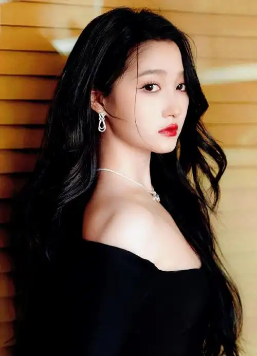 关晓彤黑色抹胸短裙造型##关晓彤今天露腿了