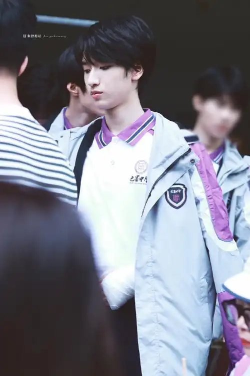 严浩翔巴蜀中学校服照合集96干净清爽的男高中生永远让人心动