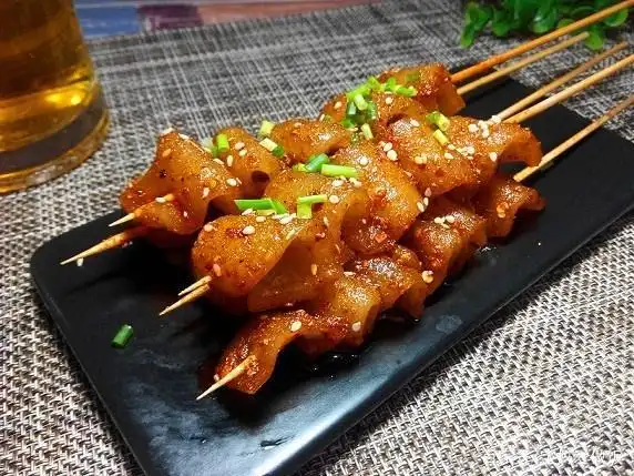 肉皮别浪费:做成烧烤风味肉皮串,又香又q,下酒当零食都蛮好