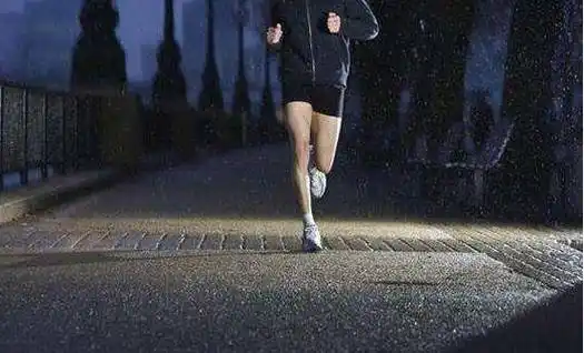 原创晚上跑步减肥控制运动强度注意安全