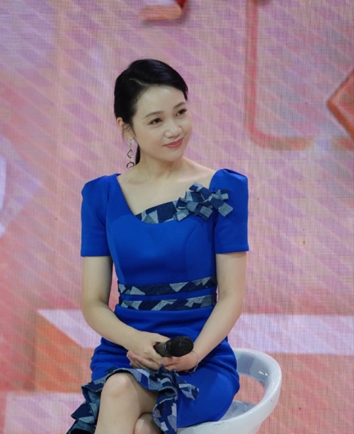 "安徽卫视一姐"周群爱晒娃却对老公闭口不提,私下搞怪反差大