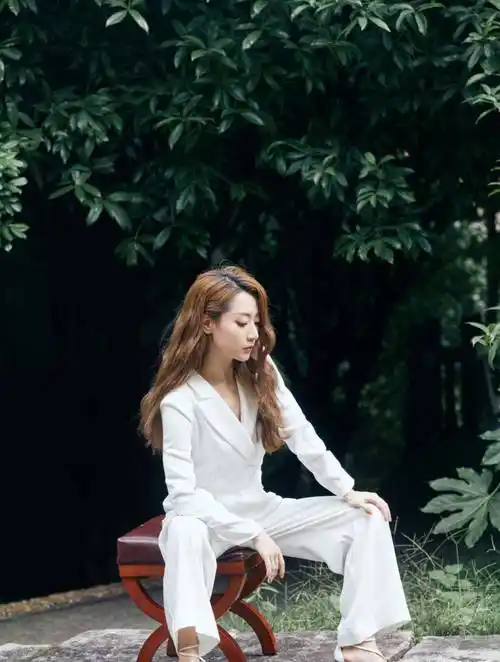 白冰身材真好,一袭白色西装连体裤飒爽干练,波浪卷发时髦又吸睛_女性