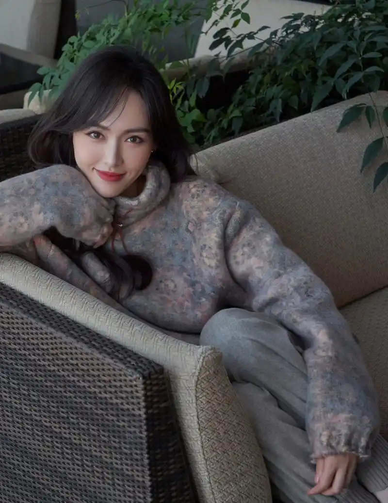 唐嫣一身休闲穿搭,简单舒适,又美又温柔!