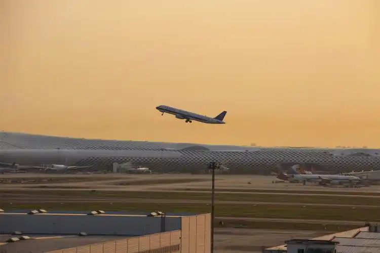 深圳机场货邮吞吐量增三成多