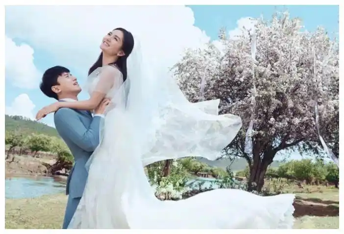 婚礼后第二天张杰夫妇即与加措活佛-慈爱基金一起赴香格里拉尼史村