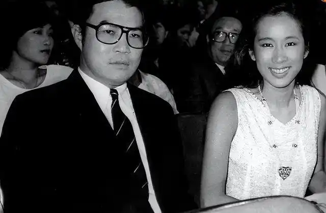 罗康瑞前妻和前妻离婚,身无分文,这两个女人,都不简单