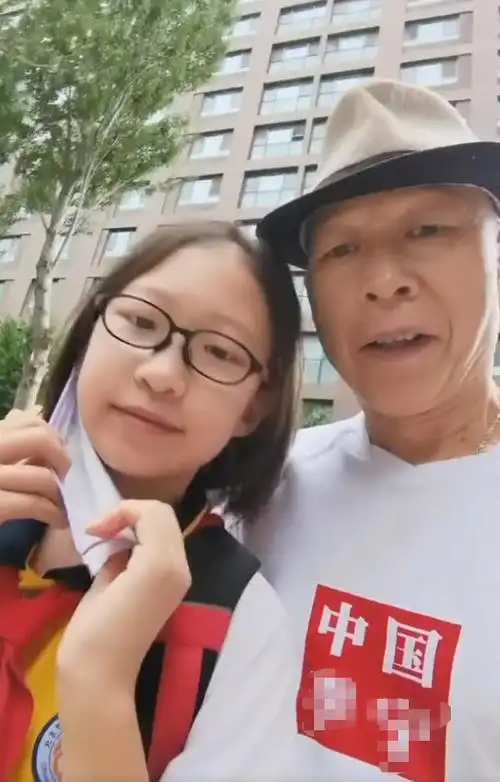裘千尺李明送女儿上学!父女两个长得太像,美貌妻子对他一见钟情