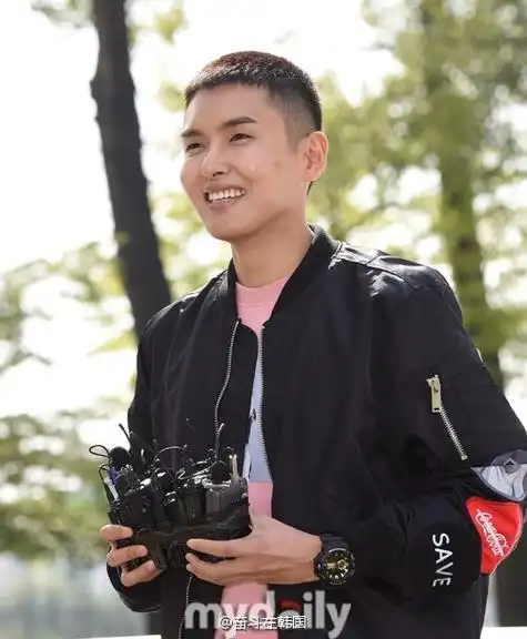 superjunior#厉旭今日入伍新闻图,短发也很帅~~!