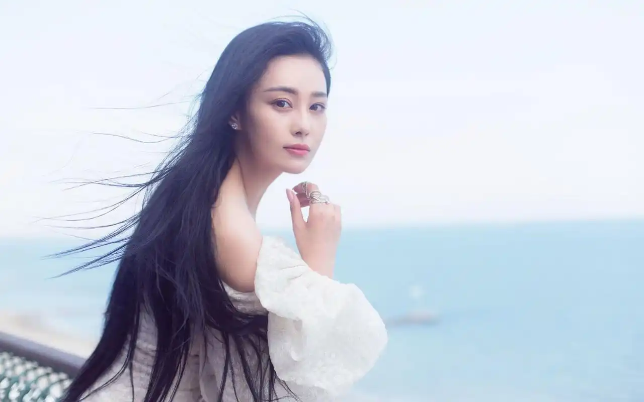 36岁人气女星张馨予晒生活照,戴大框墨镜笑容满面,状态不错