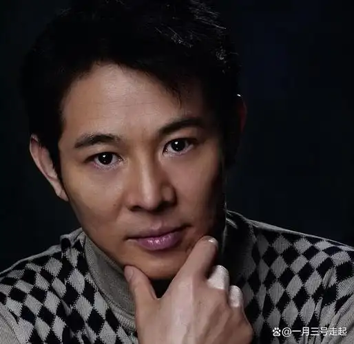 李连杰携家人旅游,62岁利智罕露面,留短发戴老花镜如普通老妇人