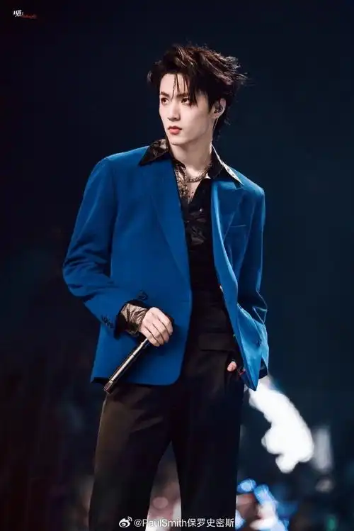 paulsmith星踪#歌手@时代少年团-刘耀文身着paul smith西装外套,料噜