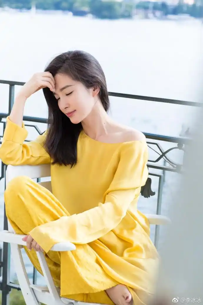 李冰冰阳台臭美 小露香肩低头浅笑顾盼生姿