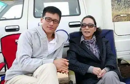 奚美娟离婚后独自抚养儿子 至今未嫁 儿子帅气 前夫与琼女郎再婚