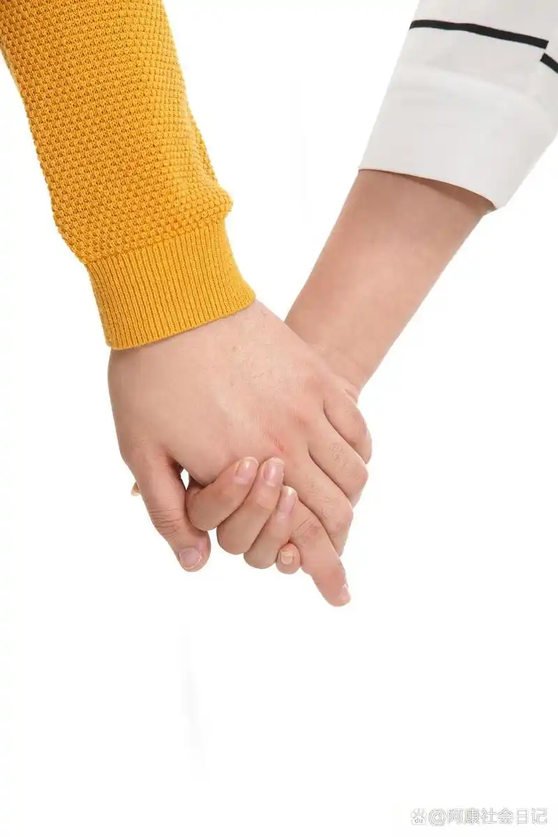 云南省雄镇县山体崩塌事件中,一对六旬夫妻在废墟下紧紧拉住彼此双手