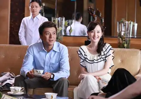 《别叫我兄弟》程媛媛小洋装造型新浪娱乐讯 电视剧《别叫我兄弟》