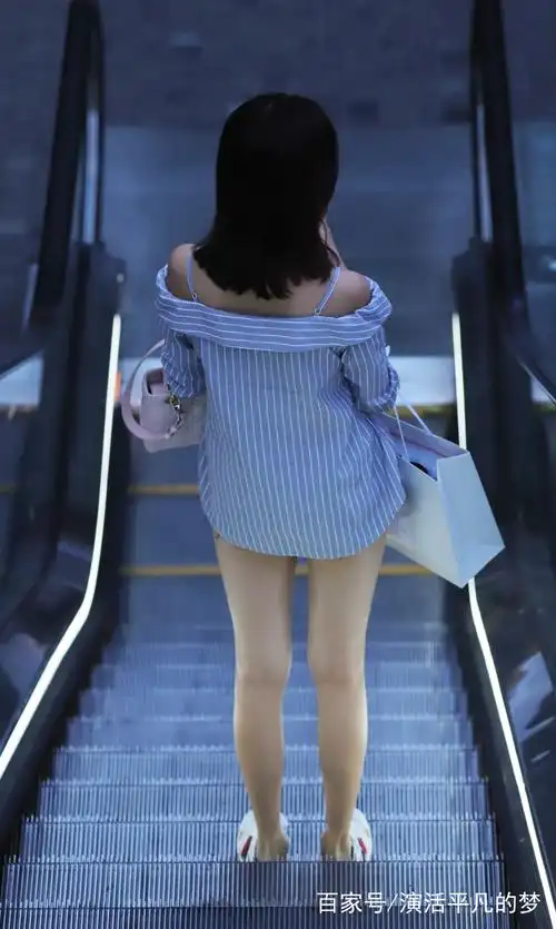 街拍:美女身材高挑,短裙更加修饰腿部线条,十分撩人!