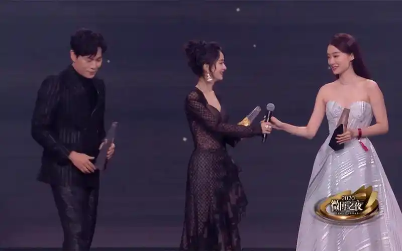 座位不仅排在了许多金主大佬,流量大咖面前,甚至上台赵丽颖都怕她摔倒