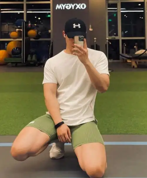 性感又可爱的肌肉小哥哥把健身房当秀场各种自拍荷尔蒙爆棚